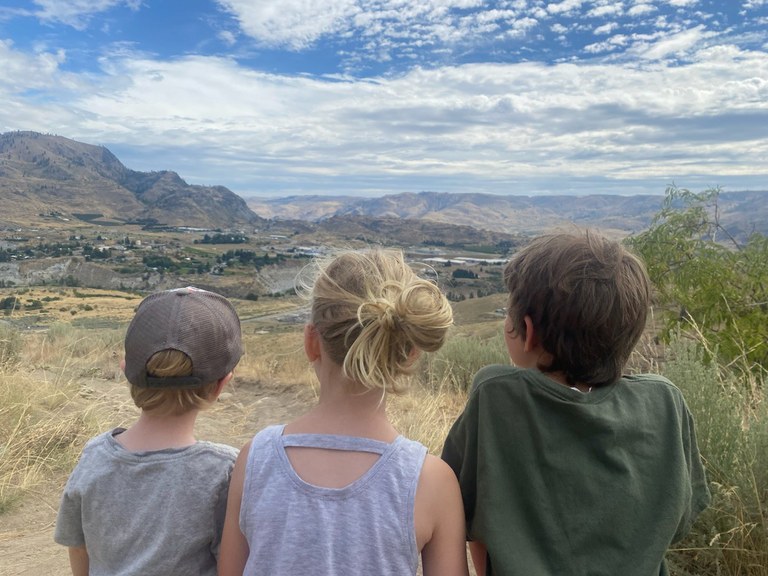 3 kids enjoy the view at Chelan Butte. Photo by Kjmorty.