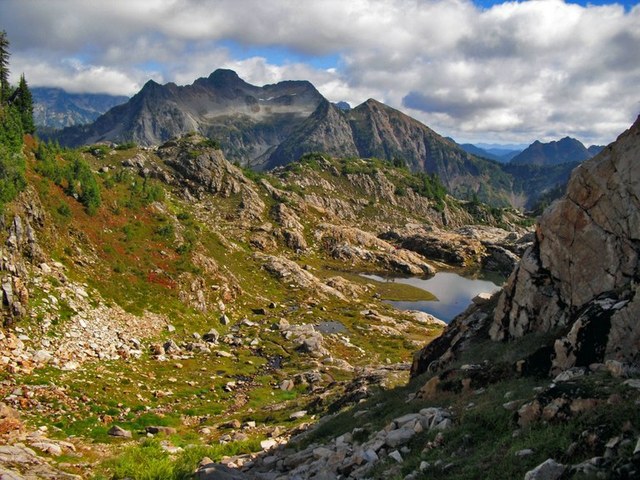Beautiful Gothic Basin. Photo by Riri.