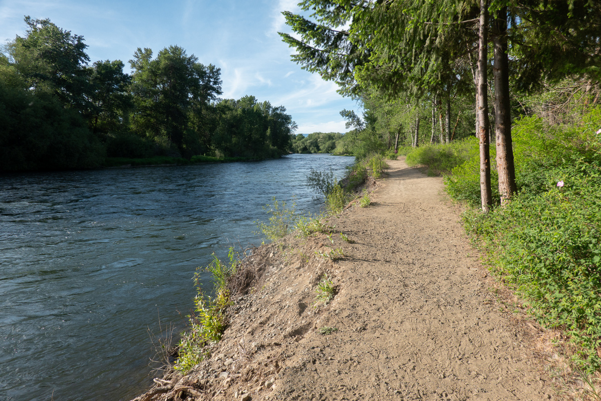 Trail along the Yakima River at Irene Rinehart Riverfront Park. Photo by ejain.