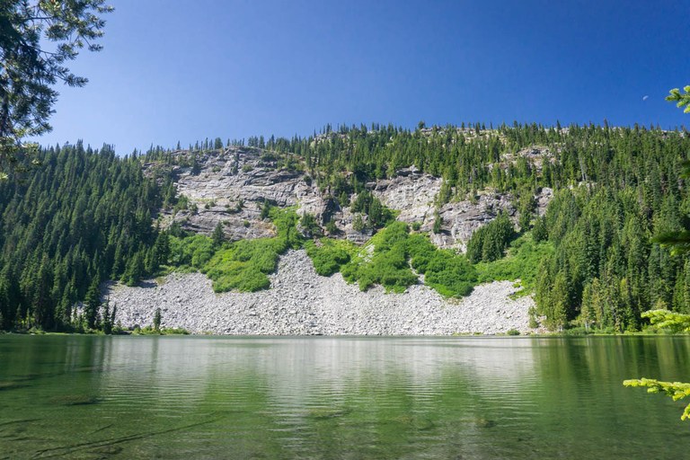 Nosh Nosh Wahtum lake on a clear sunny day. Photo by Rayan. 