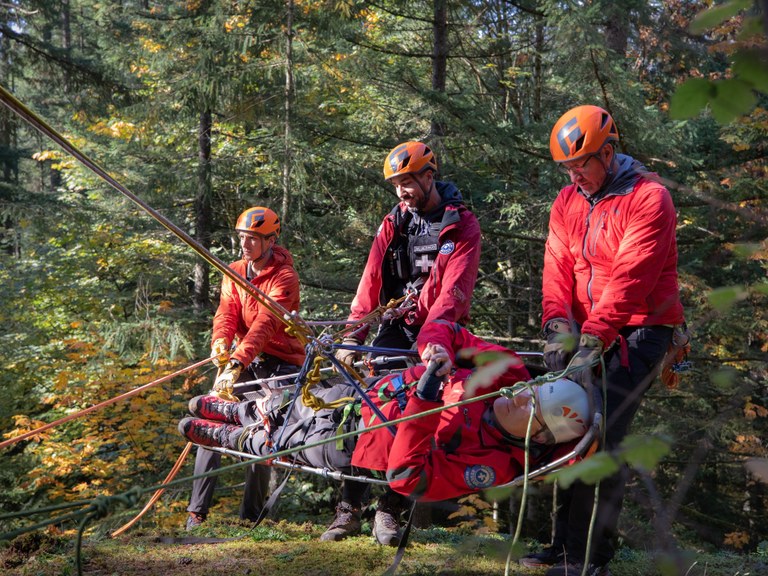 A Seattle Mountain Rescue group of volunteer rescuers uses rigging gear on a patient. Photo courtesy of Seattle Mountain Rescue.