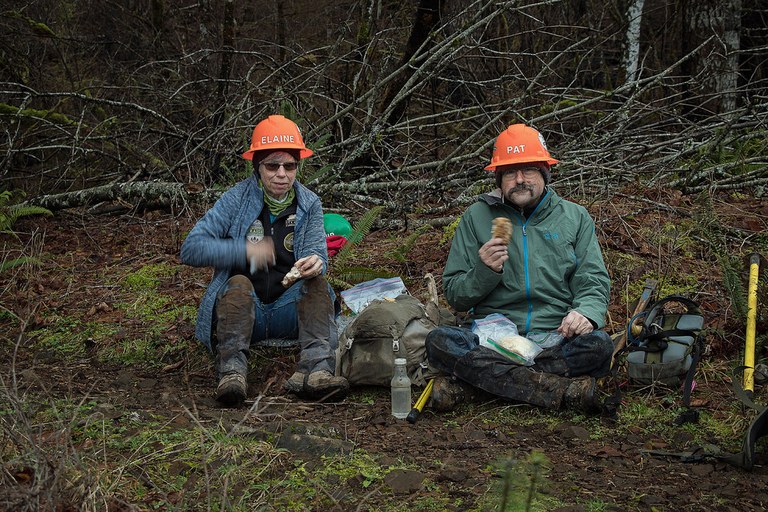 Elaine and Pat Keavney eat lunch during an Eagle Creek Fire recovery project. Photo by US Forest Service