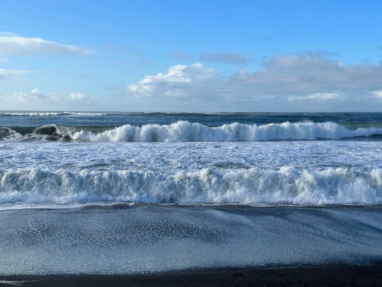 Pacific ocean waves at Damon Point. Photo by Erin McQuin.