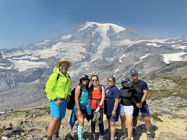 Hike-a-Thoners in front of Mount Rainier. Photo by Florence Isaguirre.