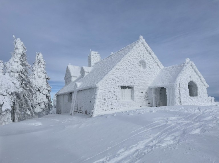 A snow covered house at Mount Spokane State Park.