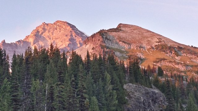 Pyramid Peak views. Photo by NiksterD