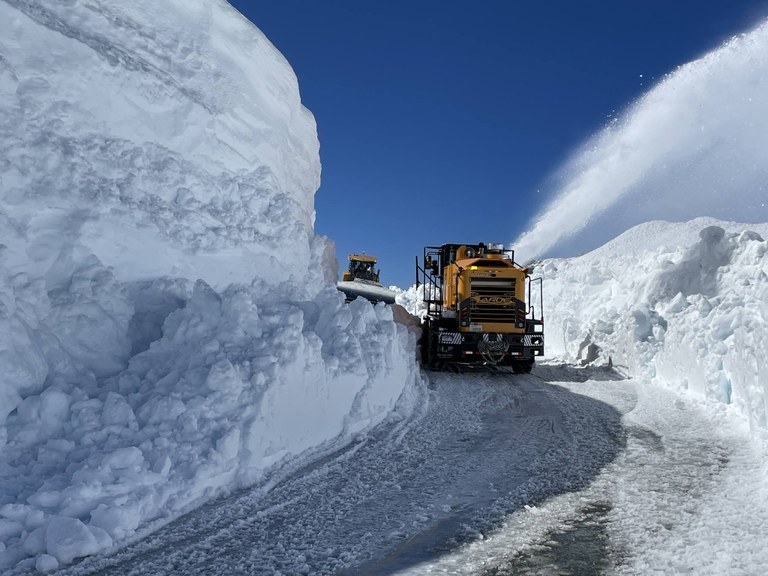 Clearing the road to Artist Point. Photo courtesy of the Washington State Department of Transportation. Snow blowing on the road to Artist Point. Photo courtesy of the Washington State Department of Transportation.