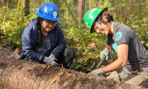 Trail crew work together. Photo by Zachary Toliver