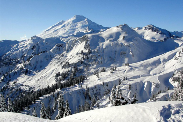 Snowshoe at Artist Point. Photo by geezerhiker. 