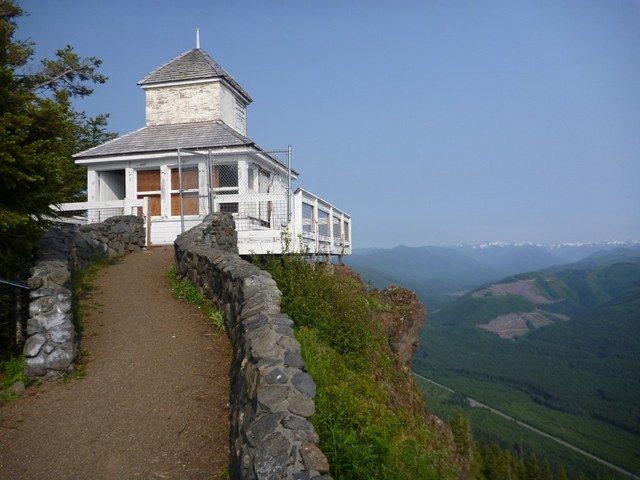 The Kloshe Nanitch lookout, rebuilt in 1997 to replicate the original lookout built in 1917. Photo by ejain.