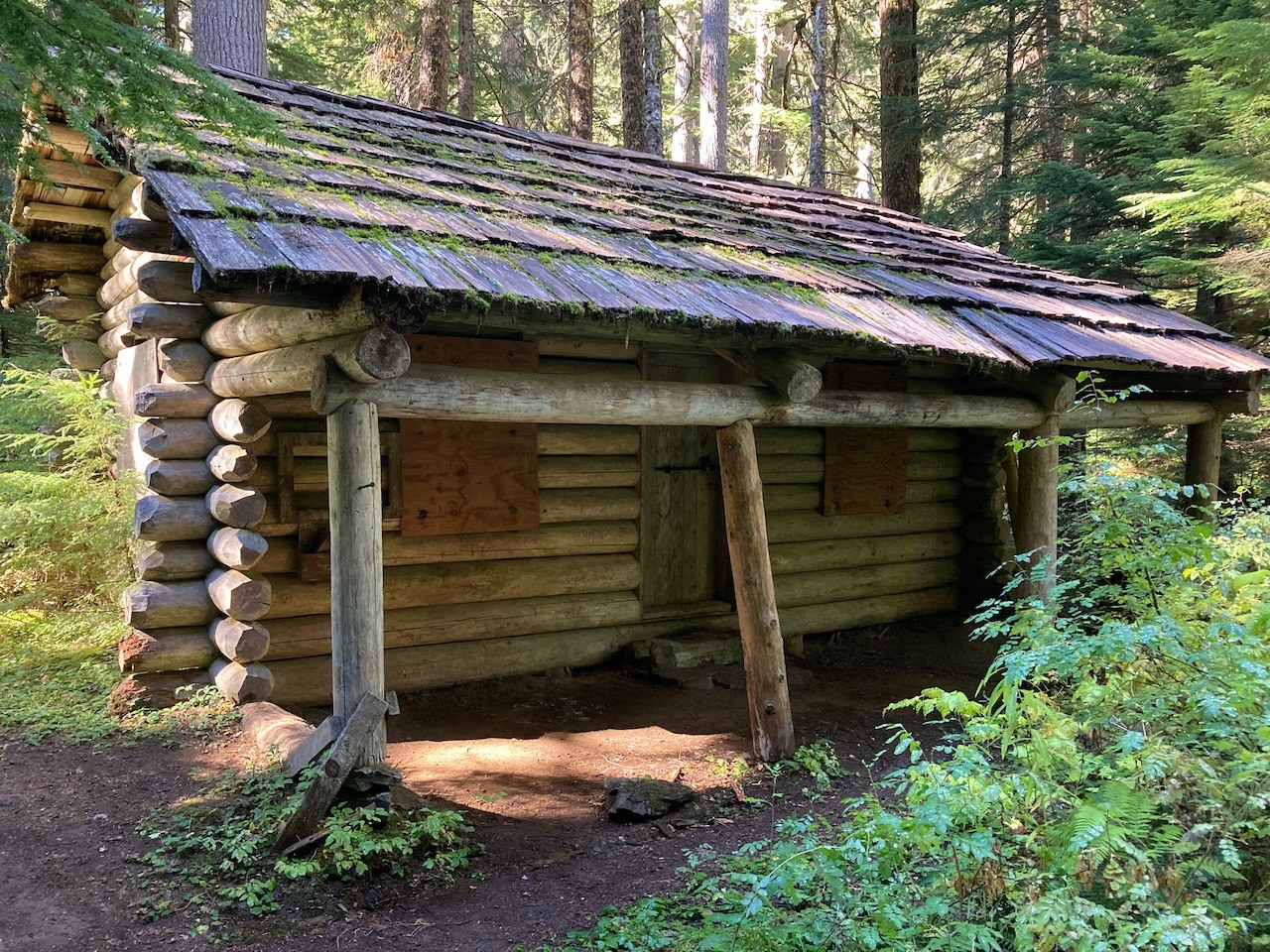Historic NPS ranger patrol cabin on Huckleberry Creek trail. Photo by dontraille.