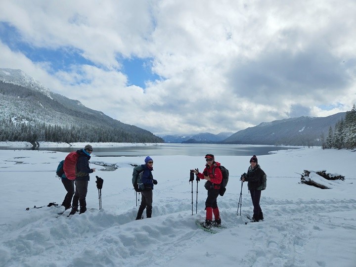 A group of snowshoers at Kachess Lake. Photo by trip reporter Zipster.