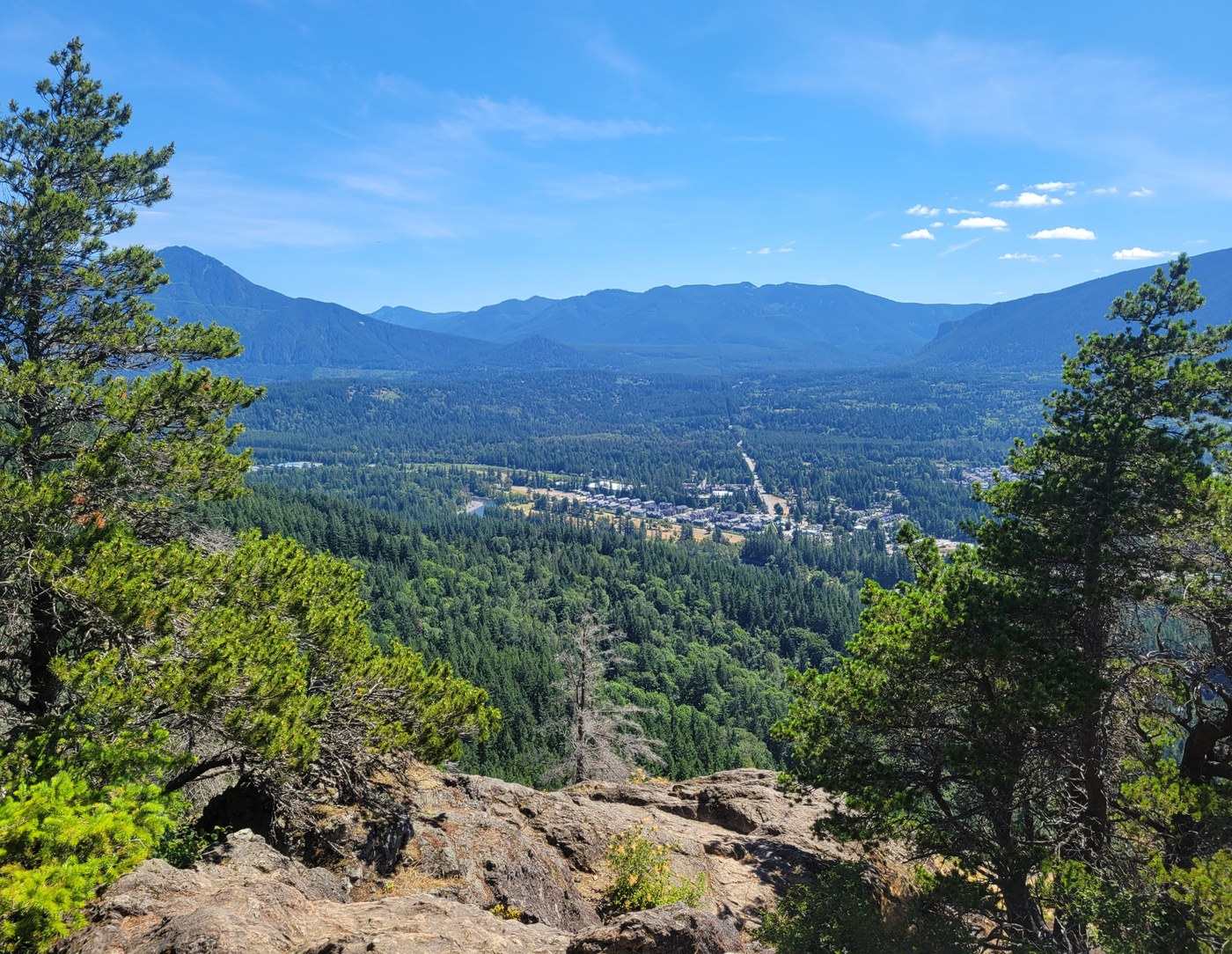 Little Si. Photo by Impromptu Disco. The viewpoint from the top of Little Si on a clear day. Photo by trip reporter Impromptu Disco.
