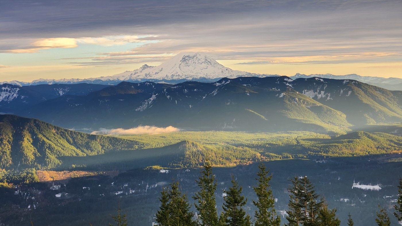 Mount Si. Photo by Hike2SeeIt. A view of Mount Rainier from the open clearing near the top of Mount Si. Photo by trip reporter Hike2SeeIt.