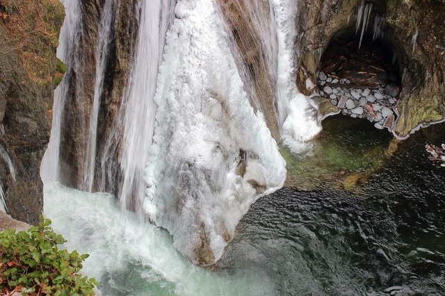 A dizzy look down into the icy cauldron at Twin Falls. Photo by Surviving Urban. 